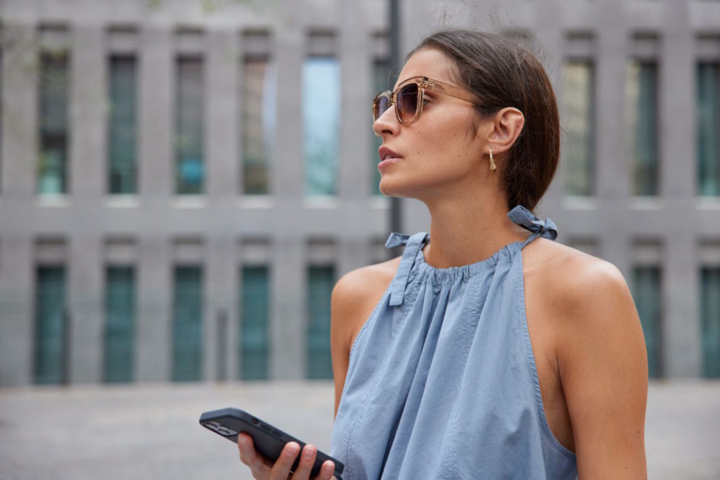 Okulary przeciwsłoneczne damskie Gucci to połączenie piękna i stylu