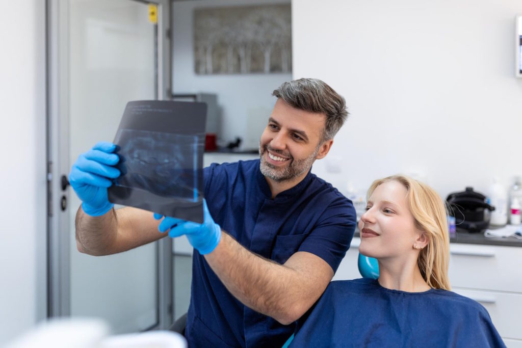 Leczenie kanałowe jest procesem, który polega na usunięciu chorobowo zmienionego miazgi z wnętrza zęba oraz dezynfekcji i obturacji kanałów korzeniowych.