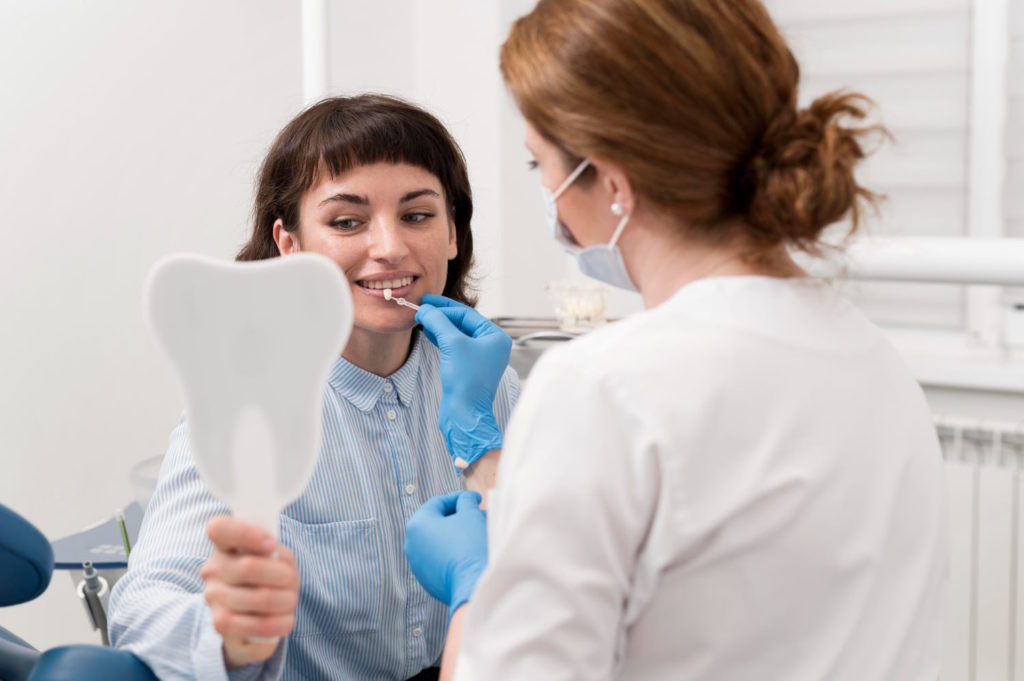 Protetyka stomatologiczna jest dziedziną, która zajmuje się przywracaniem funkcji i estetyki jamy ustnej poprzez stosowanie protez zębowych