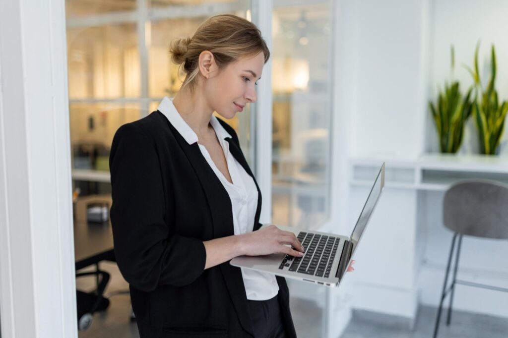 Procesory Intel Core Ultra wprowadzone w modelu HP EliteBook 840 G11 są zaprojektowane z myślą o maksymalizacji produktywności i efektywności